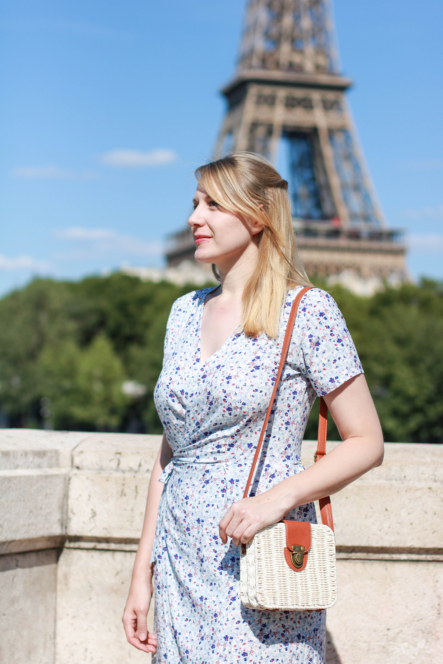 Une robe portefeuille Clematites bleu Atelier Svila