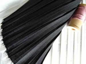 voile-noir-plisse