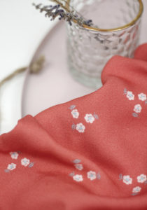 crepe-de-viscose-bleuroz-trio-de-fleurs-navy