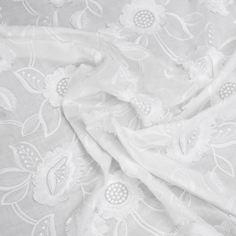 tissu-coton-broderie-anglaise-blanc-casse-motif-fleurs-et-petales-a-franges